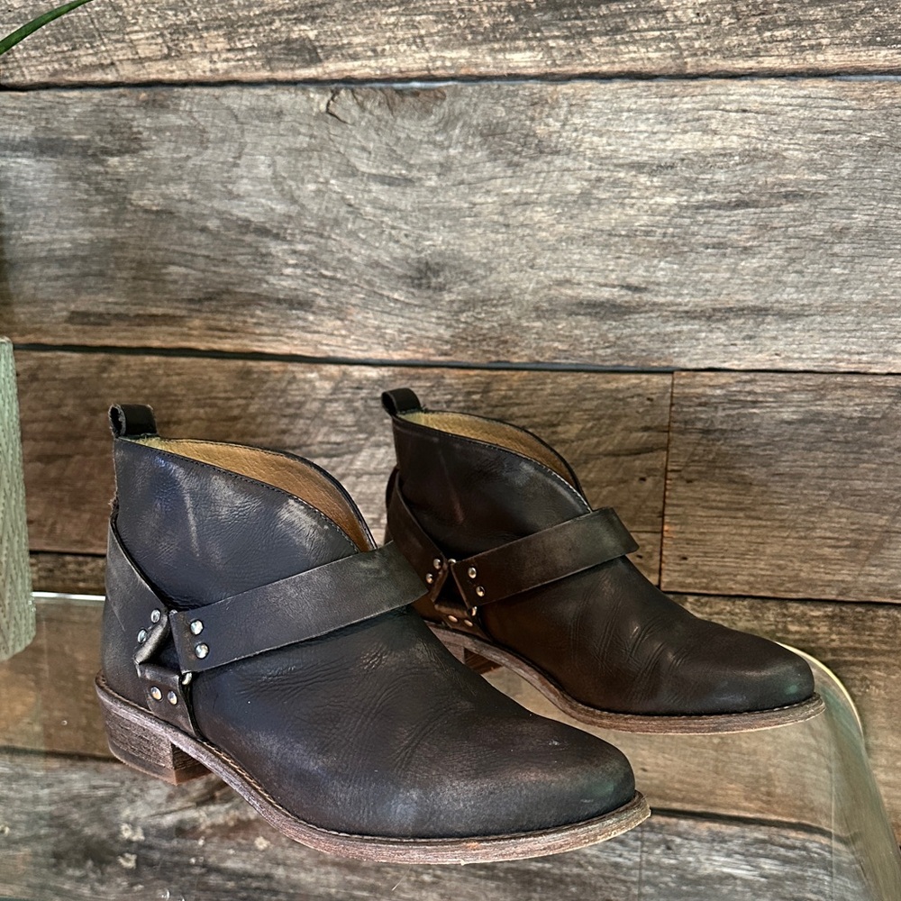 Koolaburra Black Leather Ankle Booties